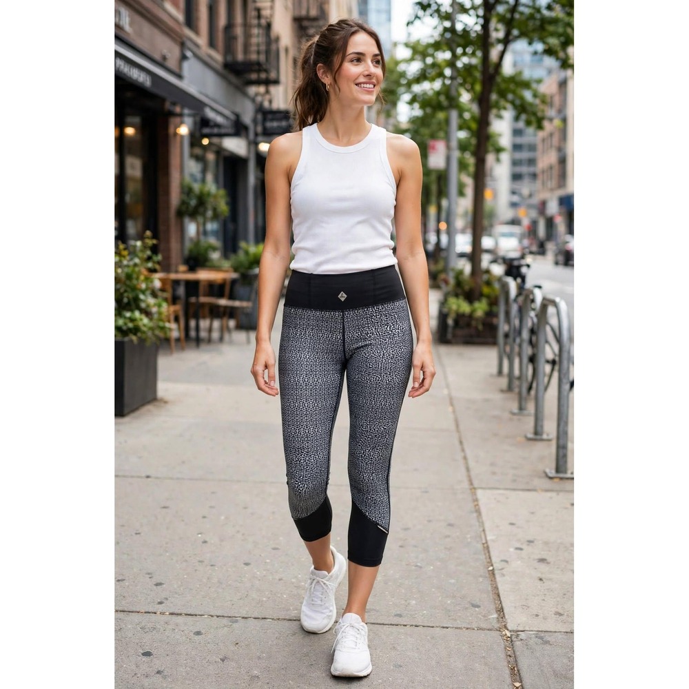 Prana Womens Medium Capri Leggings Geometric Black White Pattern Yoga Gym